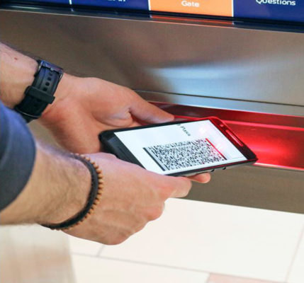 乘客可以扫描登机牌或二维码，并将导航信息传输到自己的设备